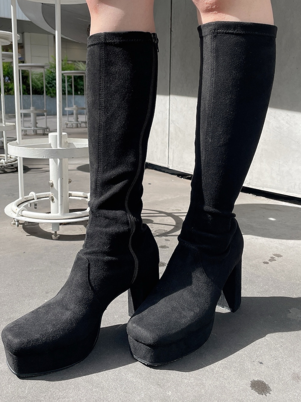 ホワイト系のカーディガン/ボレロ、ホワイト系のスカート、ブラック系のブーツを着用したレディースの秋コーディネートの8枚目の写真