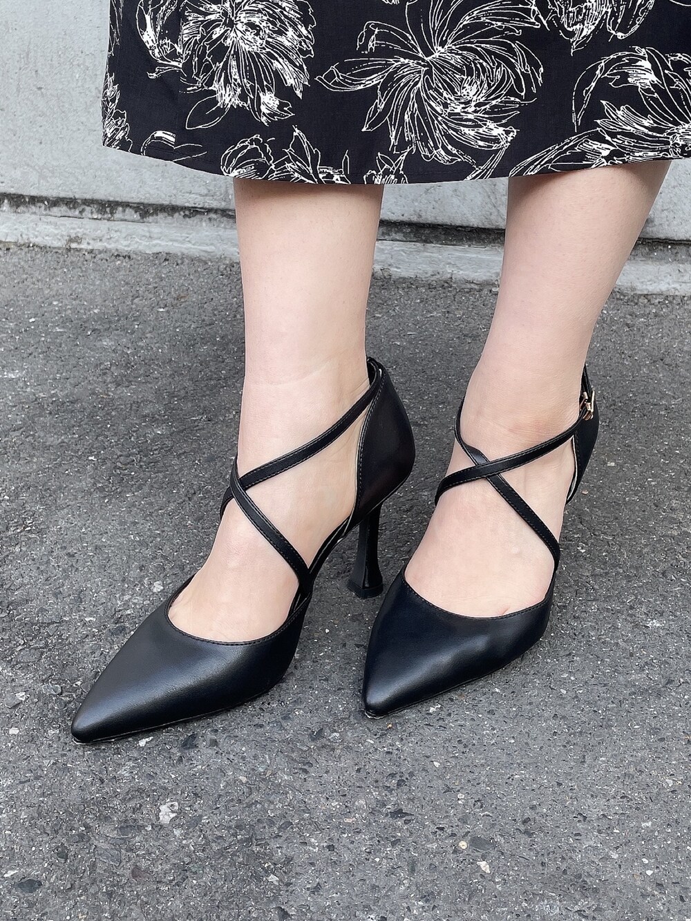 ホワイト系のニット/セーター、ベージュ系のハンドバッグ、ブラック系のスカートを着用したレディースの冬コーディネートの9枚目の写真