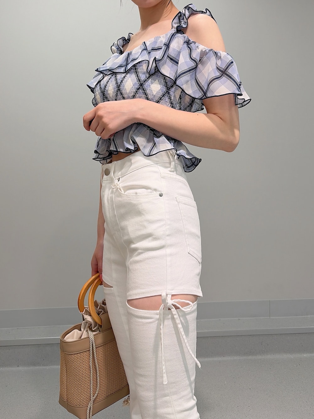 ベージュ系のハンドバッグ、その他のシャツ/ブラウス、ホワイト系のデニムパンツを着用したレディースの夏コーディネートの5枚目の写真