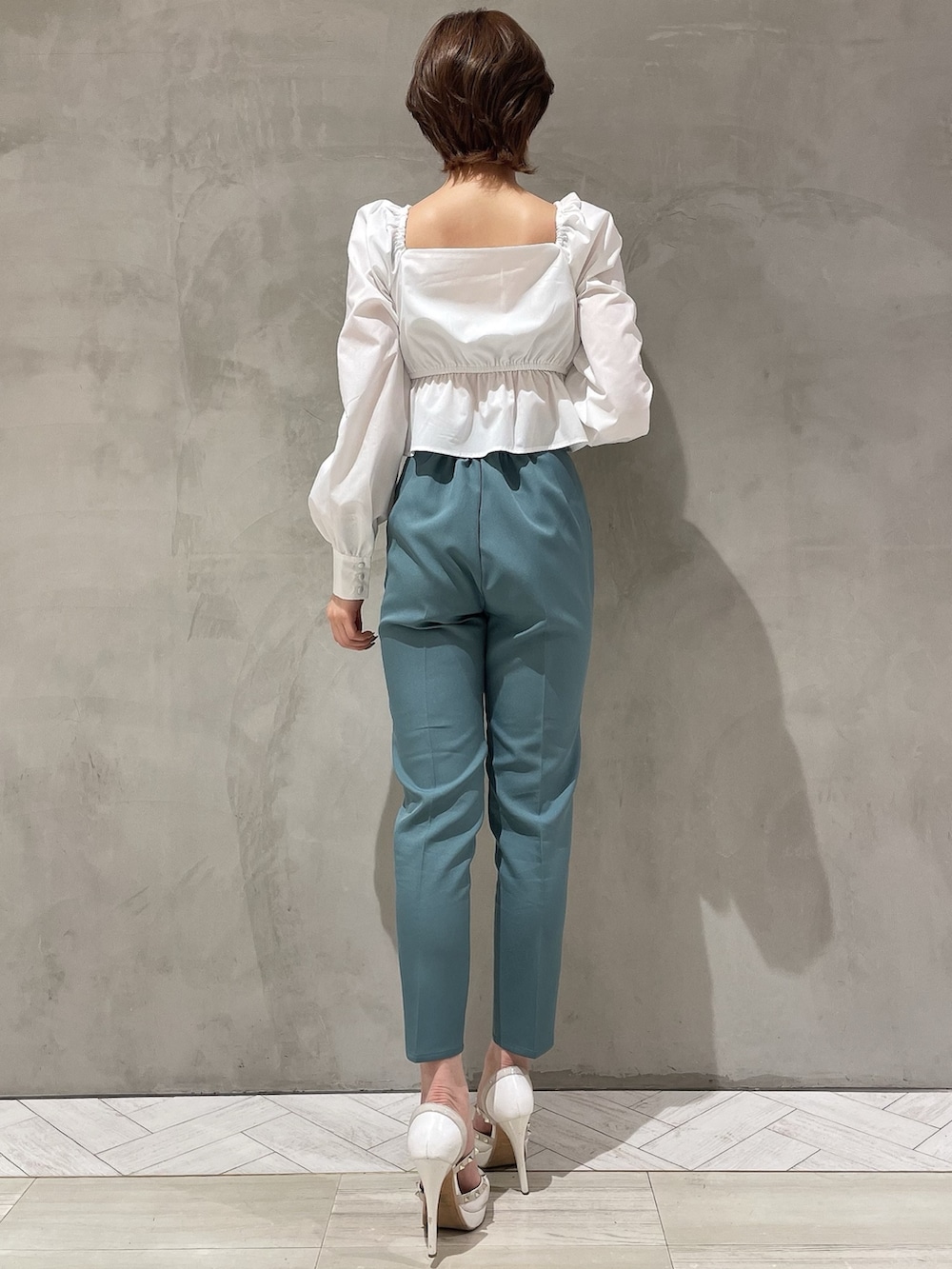 ホワイト系のパンプス、ブルー系のその他パンツ、ホワイト系のシャツ/ブラウスを着用したレディースの冬コーディネートの3枚目の写真