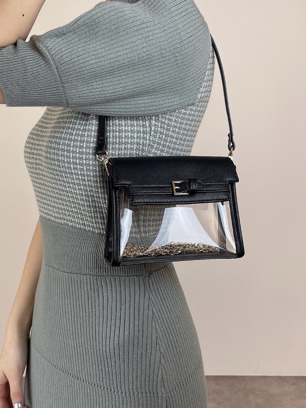 グリーン系のワンピース、ブラック系のパンプス、ブラック系のハンドバッグを着用したレディースの冬コーディネートの6枚目の写真