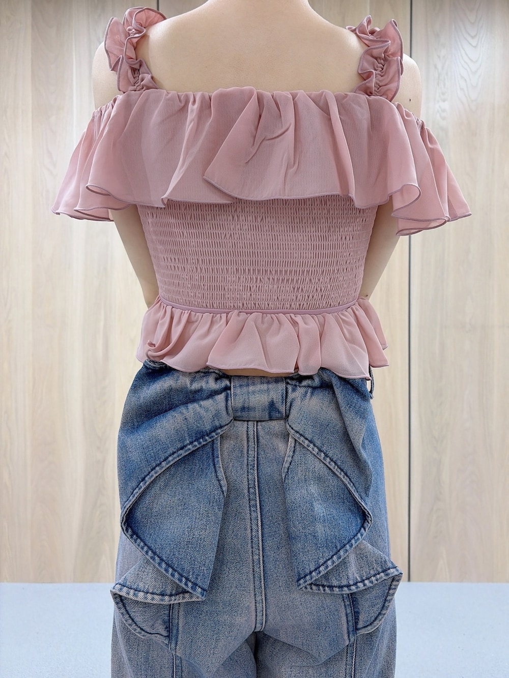 ピンク系のシャツ/ブラウス、ピンク系のデニムパンツ、ホワイト系のサンダルを着用したレディースの夏コーディネートの5枚目の写真