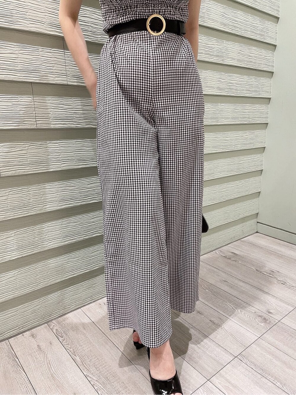 その他のつなぎ/オールインワン、ブラック系のサンダル、ゴールド系のネックレスを着用したレディースの春コーディネートの7枚目の写真