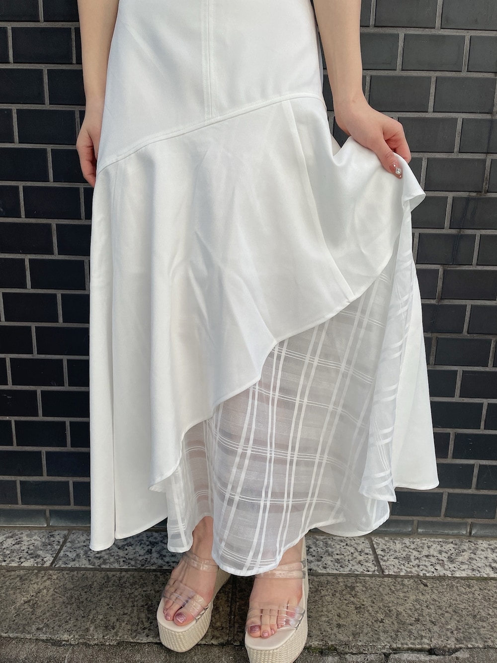 ブルー系のシャツ/ブラウス、ホワイト系のスカート、ホワイト系のサンダルを着用したレディースの春コーディネートの8枚目の写真