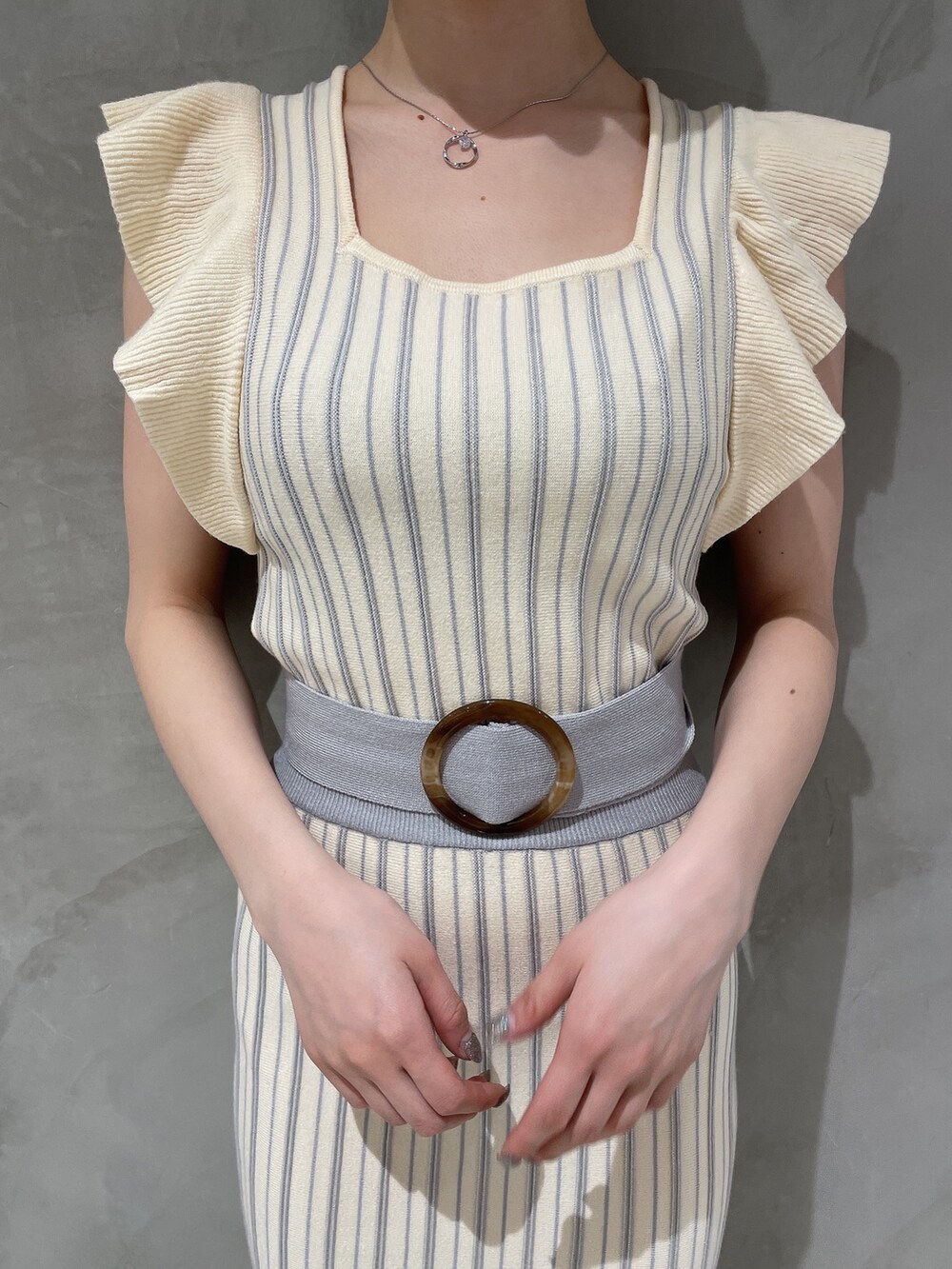 ホワイト系のパンプス、ホワイト系のワンピースを着用したレディースの春コーディネートの4枚目の写真