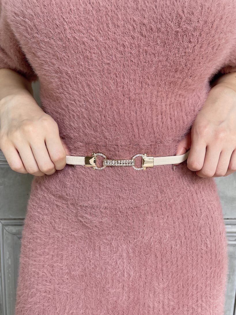 ホワイト系のブルゾン、ピンク系のワンピース、ベージュ系のパンプスを着用したレディースの秋コーディネートの7枚目の写真