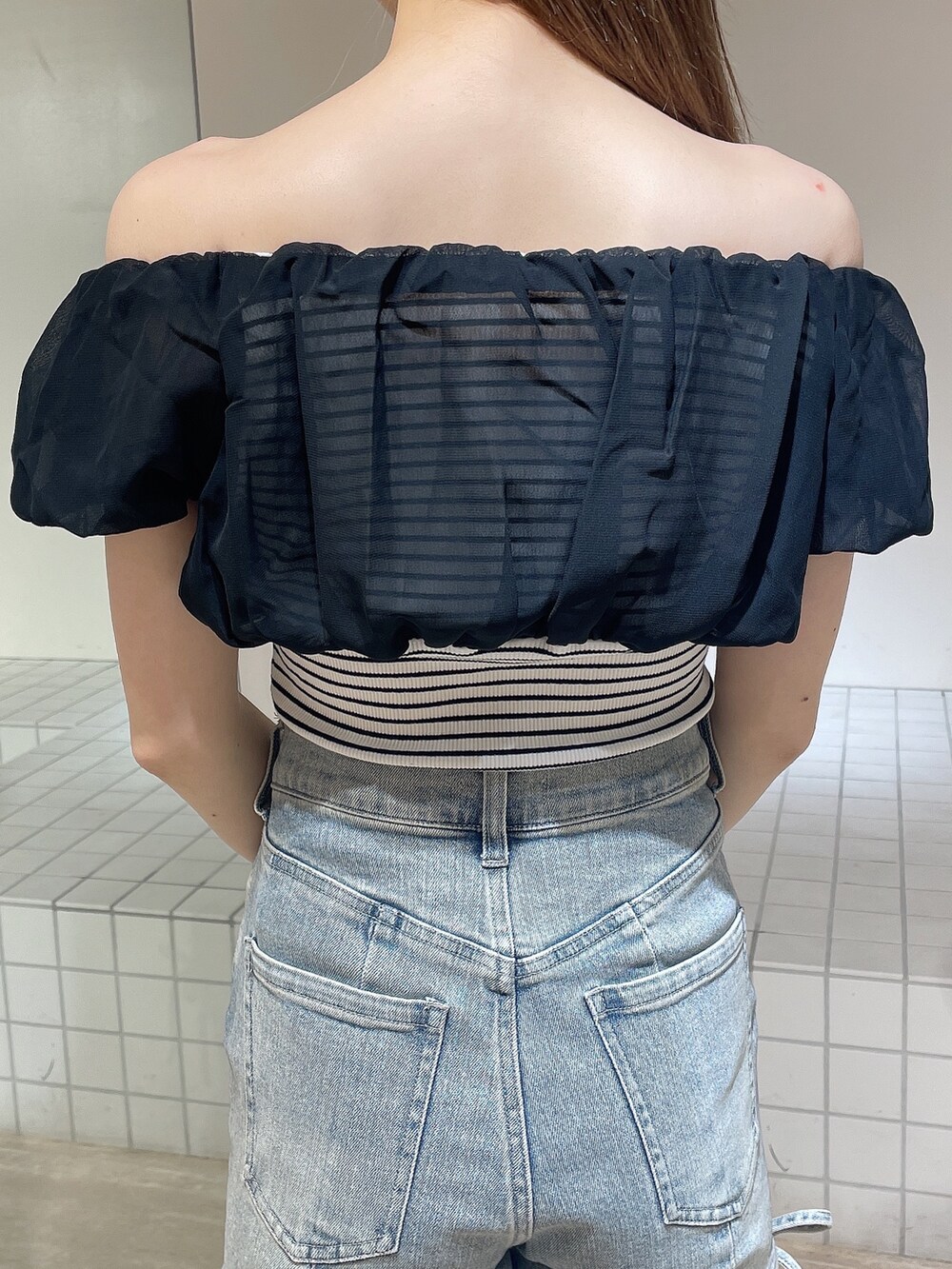 その他のTシャツ/カットソー、ブルー系のデニムパンツ、レッド系のサンダルを着用したレディースの夏コーディネートの7枚目の写真