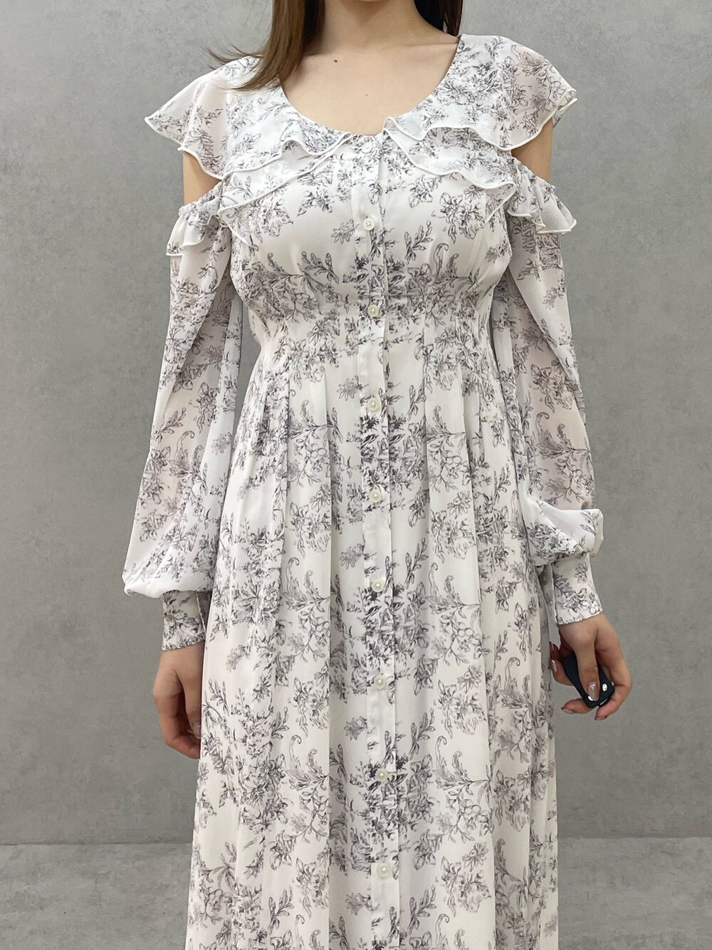 ホワイト系のシャツワンピース、ホワイト系のブーツを着用したレディースの春コーディネートの5枚目の写真