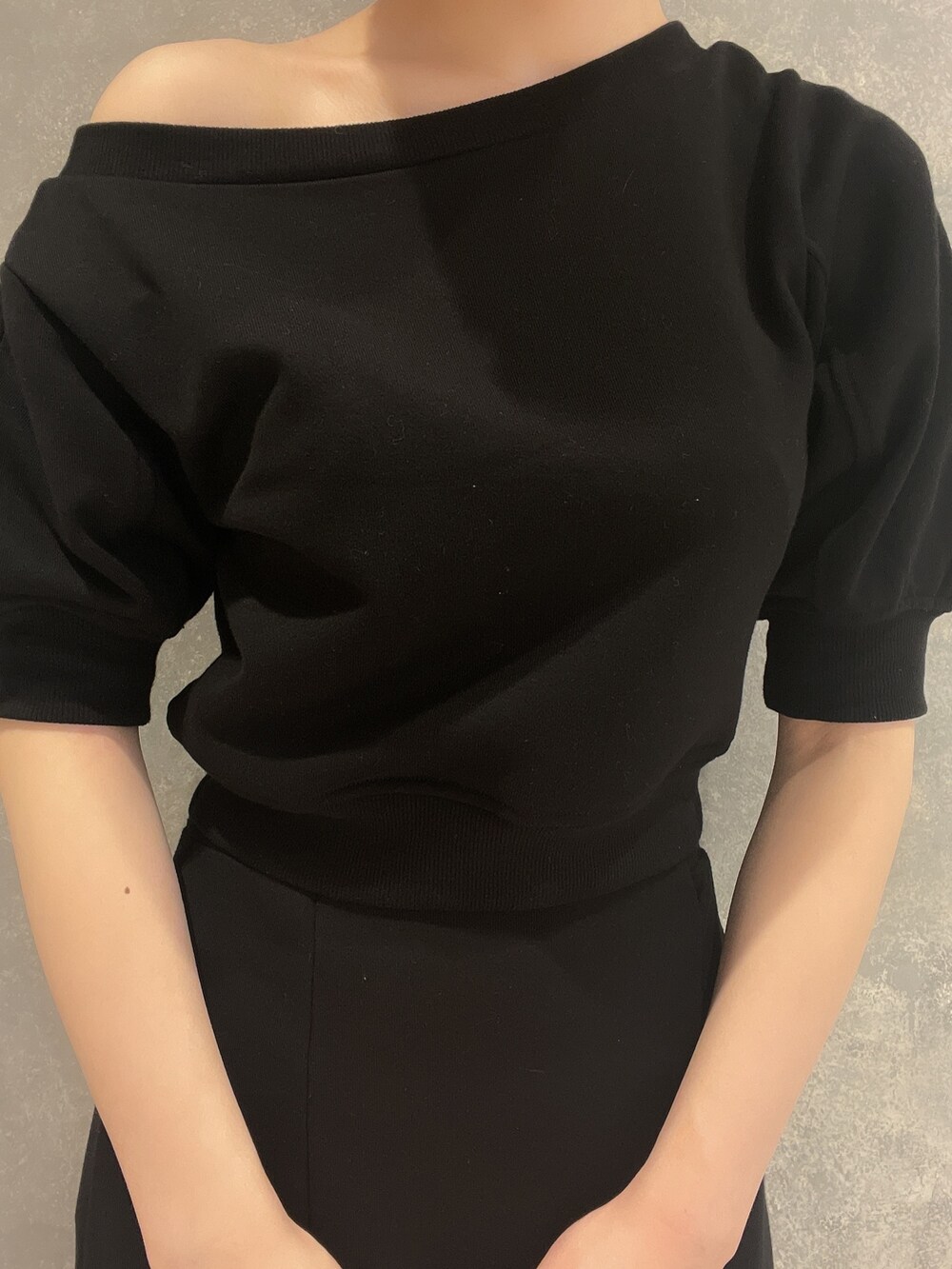 ブラック系のサンダル、ブラック系のスカート、ブラック系のスウェットを着用したレディースの春コーディネートの5枚目の写真