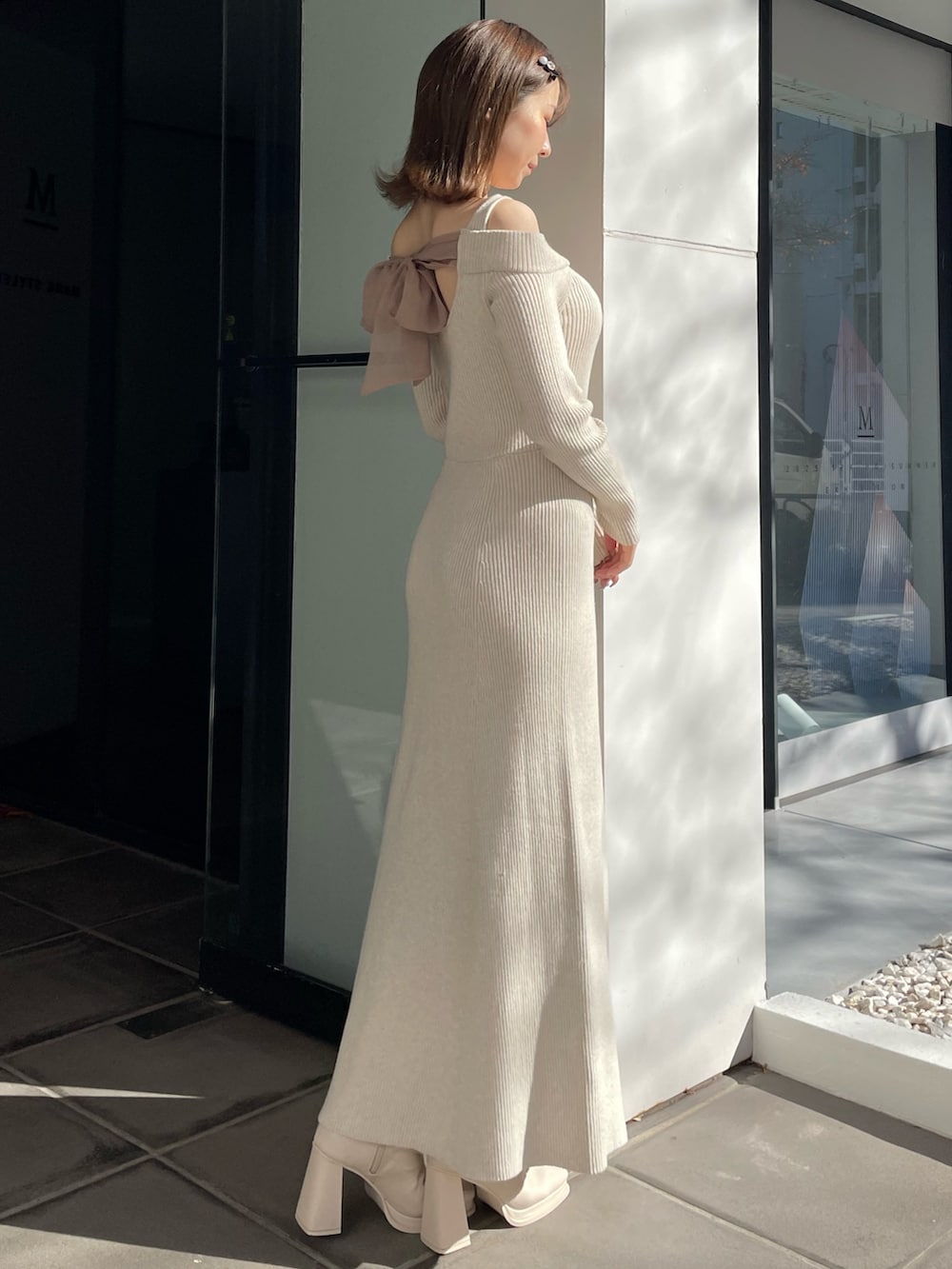 ホワイト系のワンピース、ホワイト系のブーツを着用したレディースの冬コーディネートの3枚目の写真