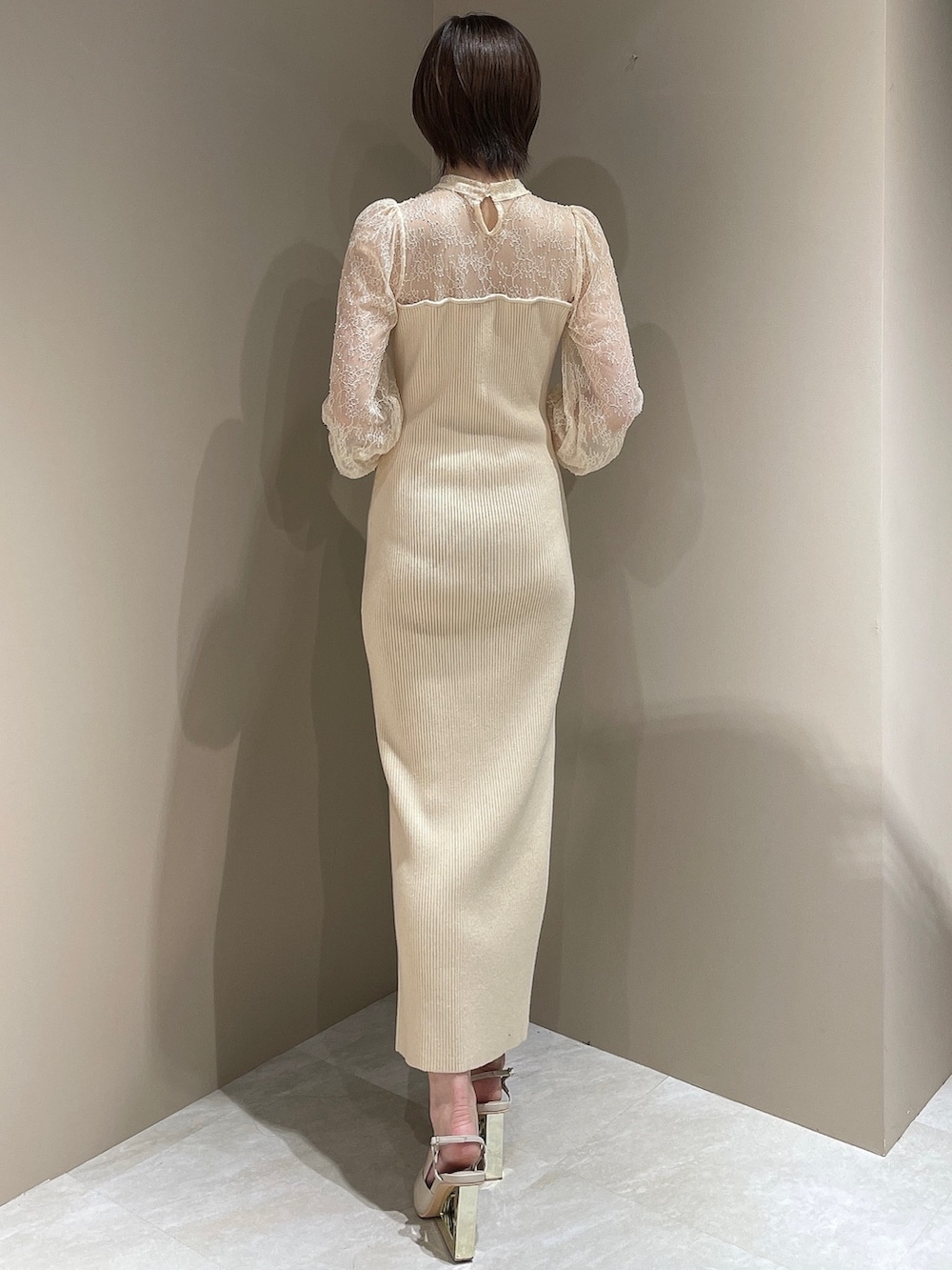 ホワイト系のワンピース、ベージュ系のサンダルを着用したレディースの夏コーディネートの4枚目の写真