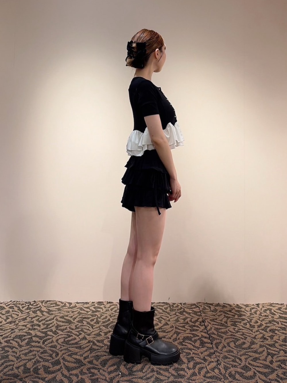 ブラック系のカーディガン/ボレロ、ブラック系のその他パンツ、ブラック系のバレッタ/ヘアクリップを着用したレディースの夏コーディネートの2枚目の写真