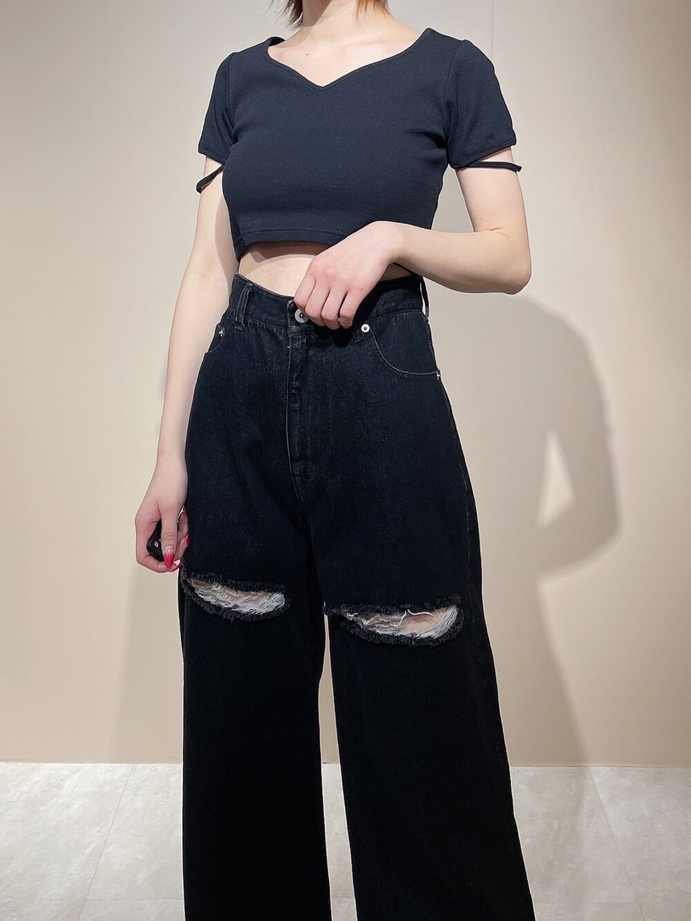 ブラック系のTシャツ/カットソー、ブラック系のデニムパンツ、ブラック系のサンダルを着用したレディースの春コーディネートの5枚目の写真
