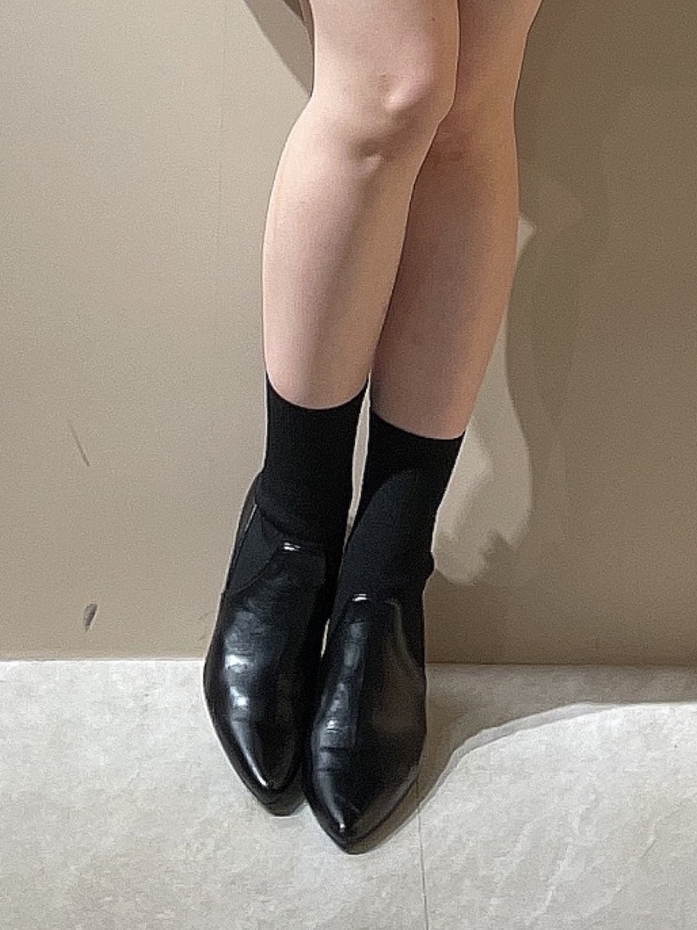 ブラック系のブーツ、ブラック系のニット/セーターを着用したレディースの秋コーディネートの7枚目の写真