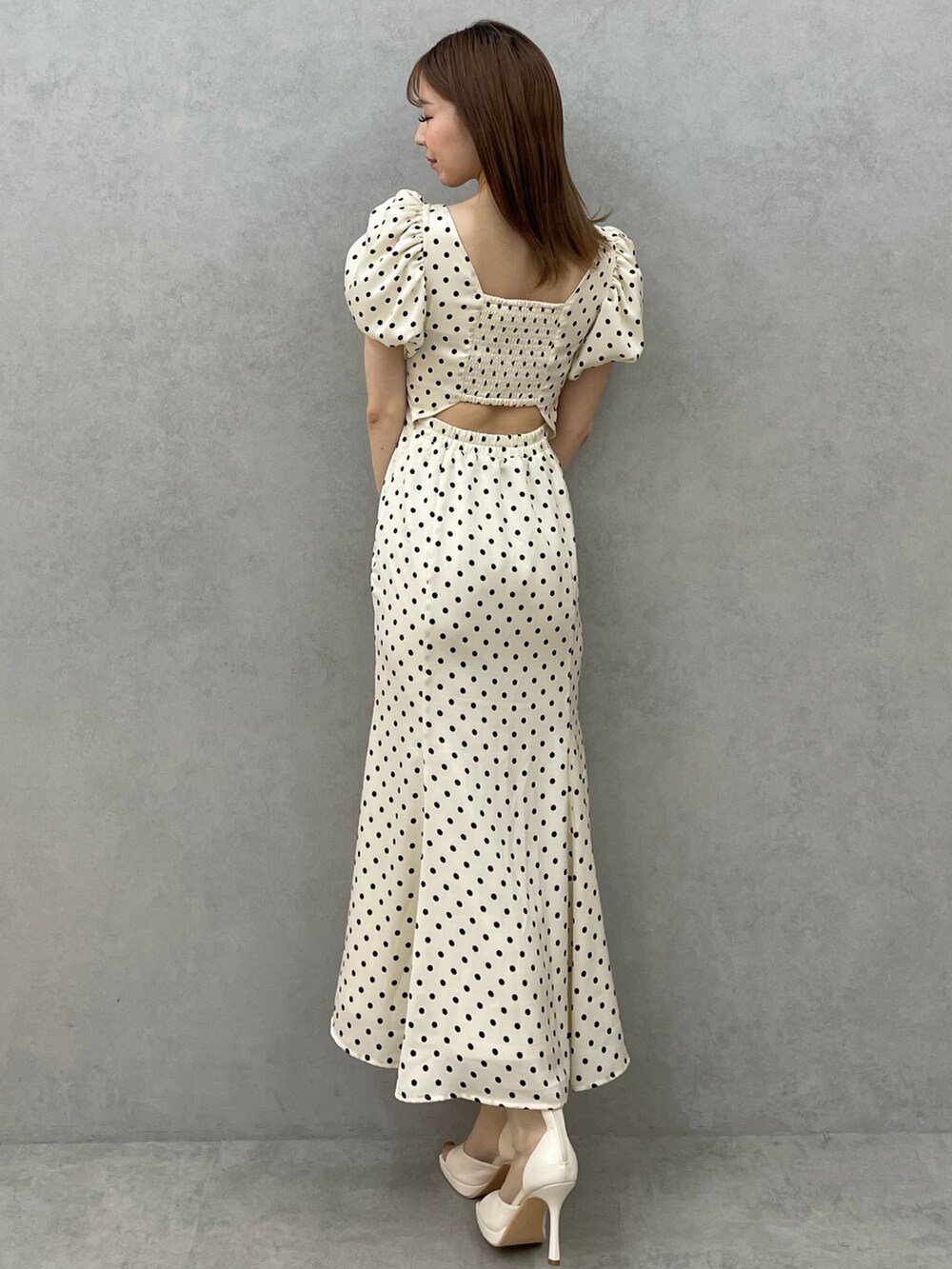 ホワイト系のワンピース、ホワイト系のブーツを着用したレディースの春コーディネートの5枚目の写真