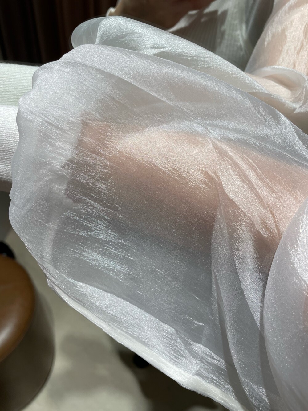 ホワイト系のニット/セーター、ブラック系のスカート、ブラック系のブーツを着用したレディースの冬コーディネートの8枚目の写真