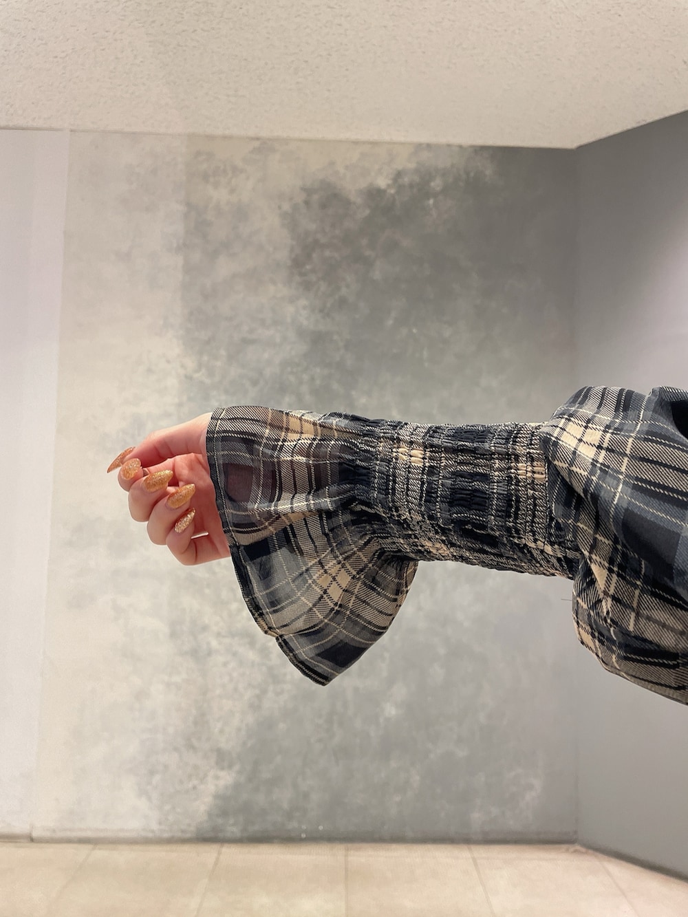 ブラック系のパンプス、その他のワンピース、グレー系のシュシュを着用したレディースの秋コーディネートの6枚目の写真