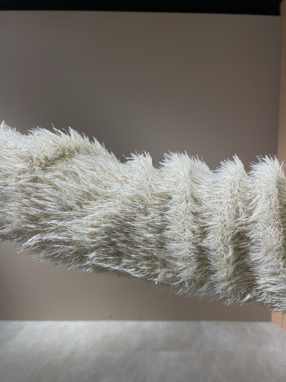 ベージュ系のニット/セーター、ホワイト系のスカート、ホワイト系のブーツを着用したレディースの秋コーディネートの6枚目の写真