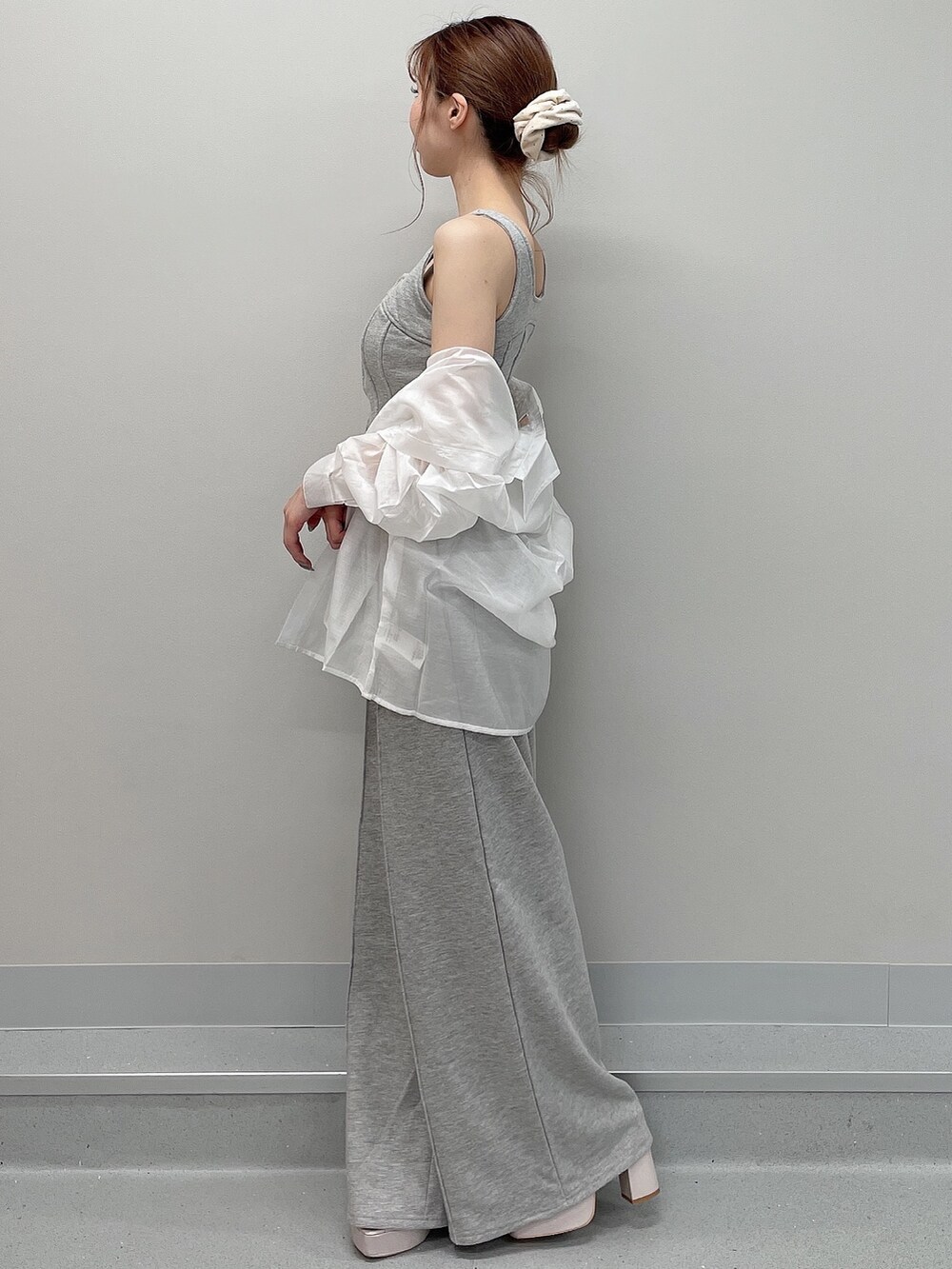 グレー系のタンクトップ、グレー系のスウェットパンツ、ホワイト系のシャツ/ブラウスを着用したレディースの春コーディネートの5枚目の写真