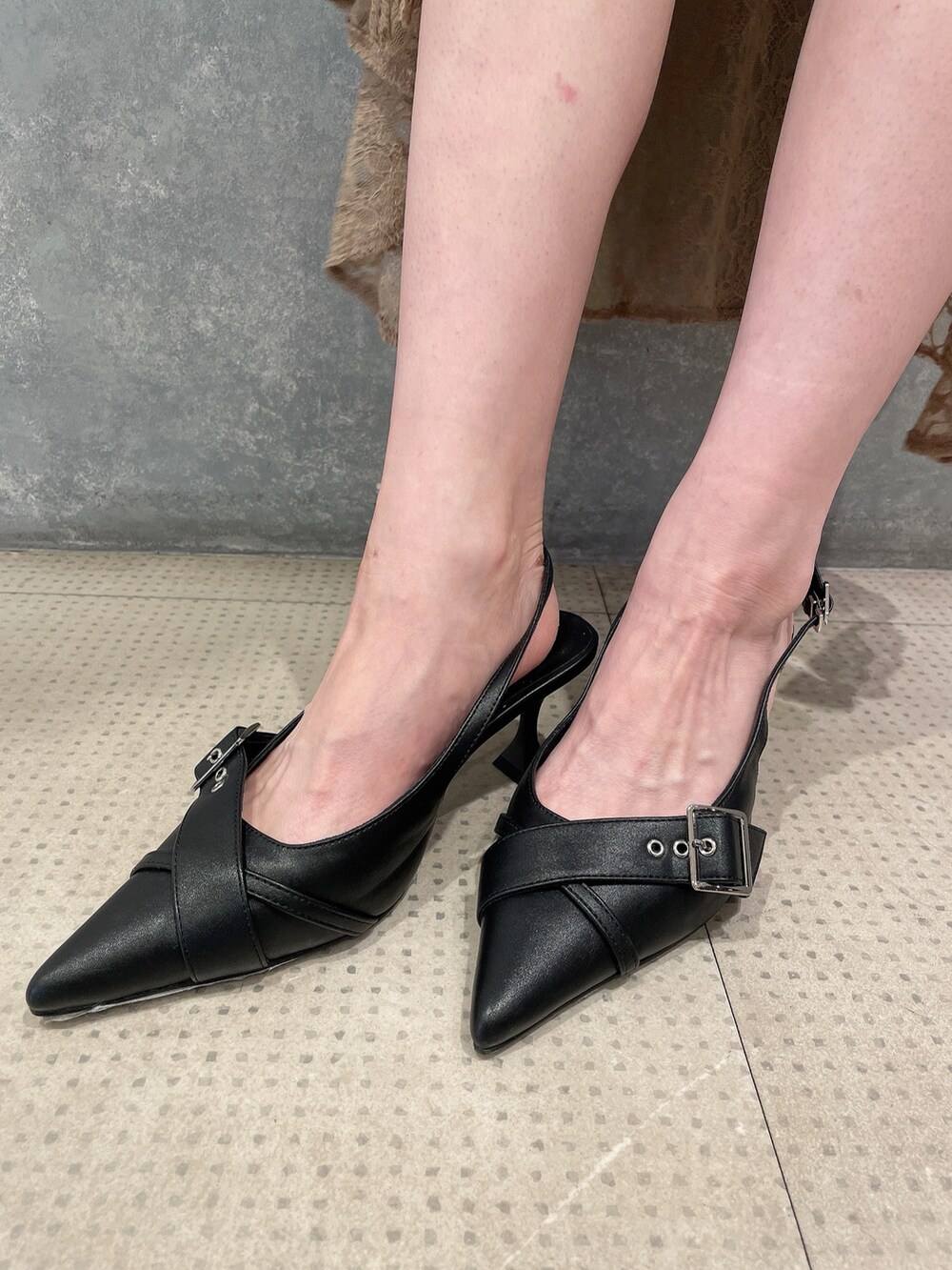 ブラック系のダウンジャケット/コート、ブルー系のデニムパンツ、ベージュ系のシャツ/ブラウスを着用したレディースの夏コーディネートの10枚目の写真