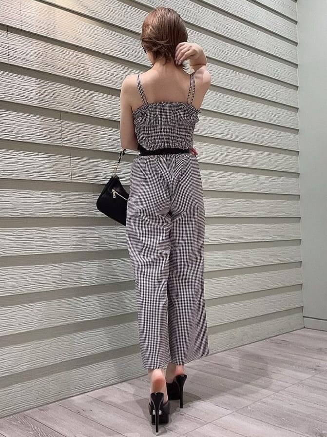 その他のつなぎ/オールインワン、ブラック系のサンダル、ゴールド系のネックレスを着用したレディースの春コーディネートの3枚目の写真