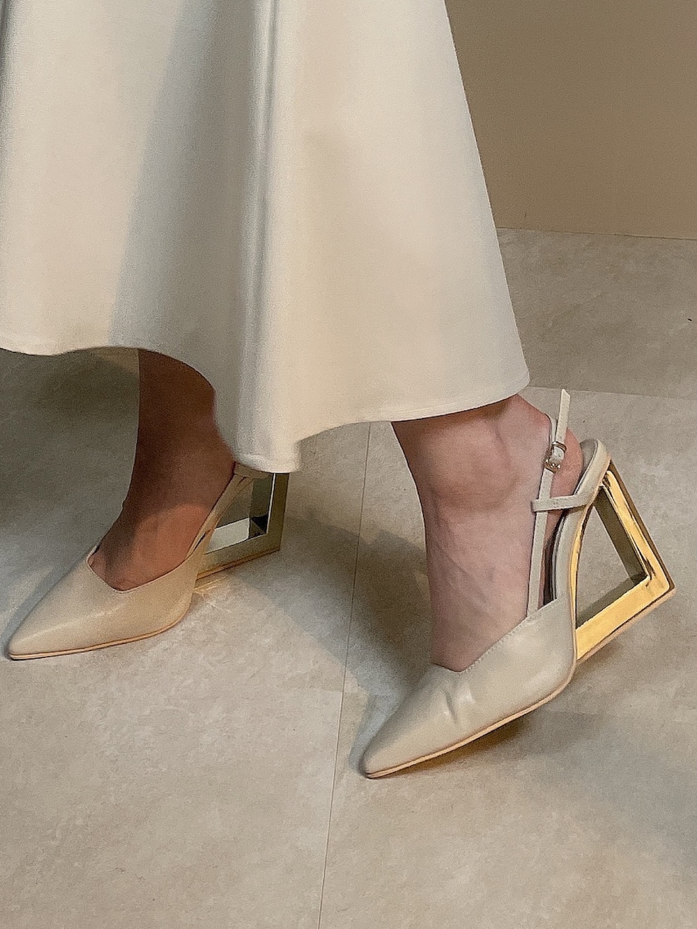 ホワイト系のワンピース、ベージュ系のサンダルを着用したレディースの夏コーディネートの8枚目の写真