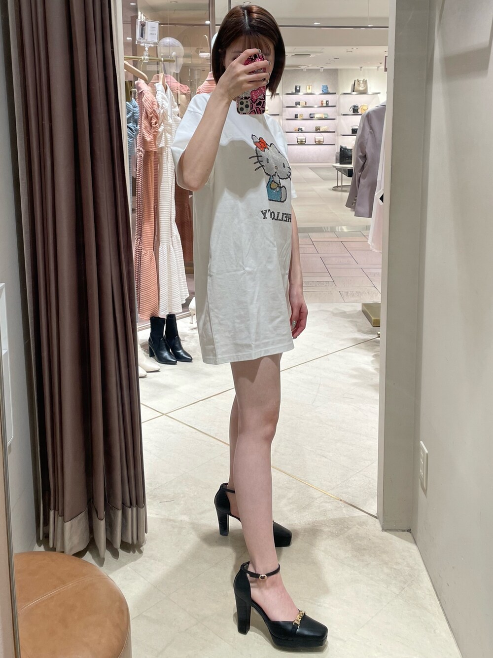 ホワイト系のTシャツ/カットソー、ブラック系のパンプスを着用したレディースの春コーディネートの3枚目の写真