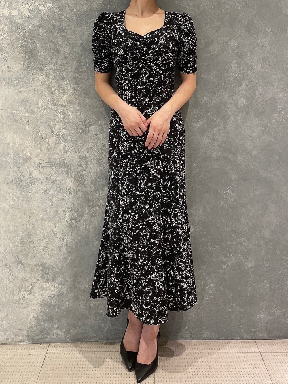 その他のワンピース、ブラック系のサンダルを着用したレディースの夏コーディネートの3枚目の写真