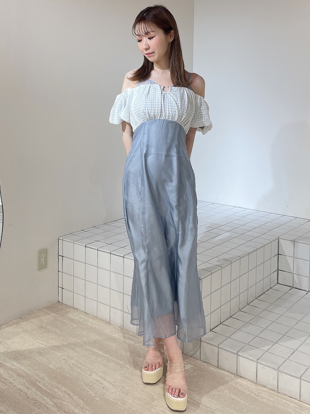 ブルー系のワンピース、ホワイト系のサンダルを着用したレディースの夏コーディネートの2枚目の写真