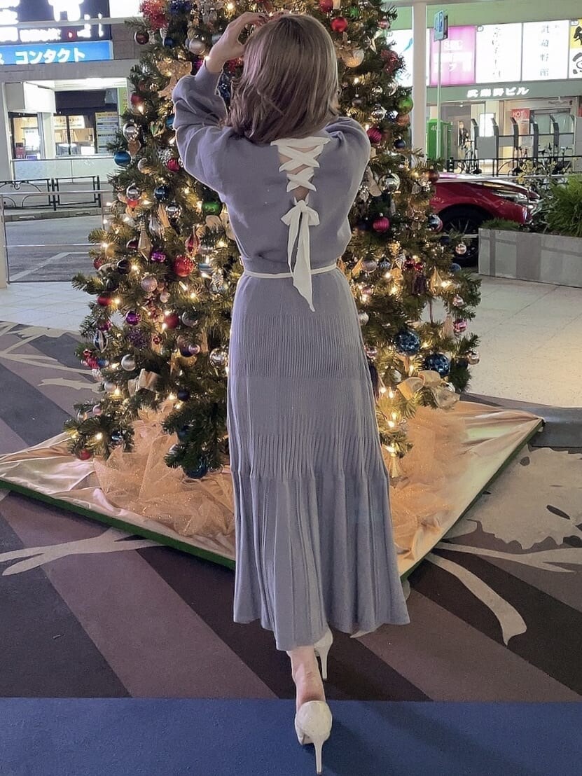 ホワイト系のパンプス、ブルー系のスカート、ブルー系のニット/セーターを着用したレディースの冬コーディネートの3枚目の写真