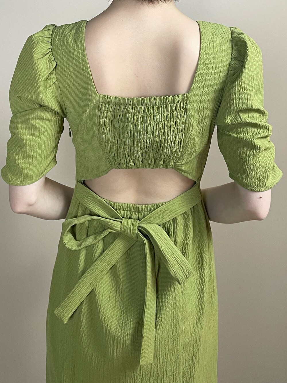 ホワイト系のサンダル、グリーン系のワンピースを着用したレディースの春コーディネートの5枚目の写真