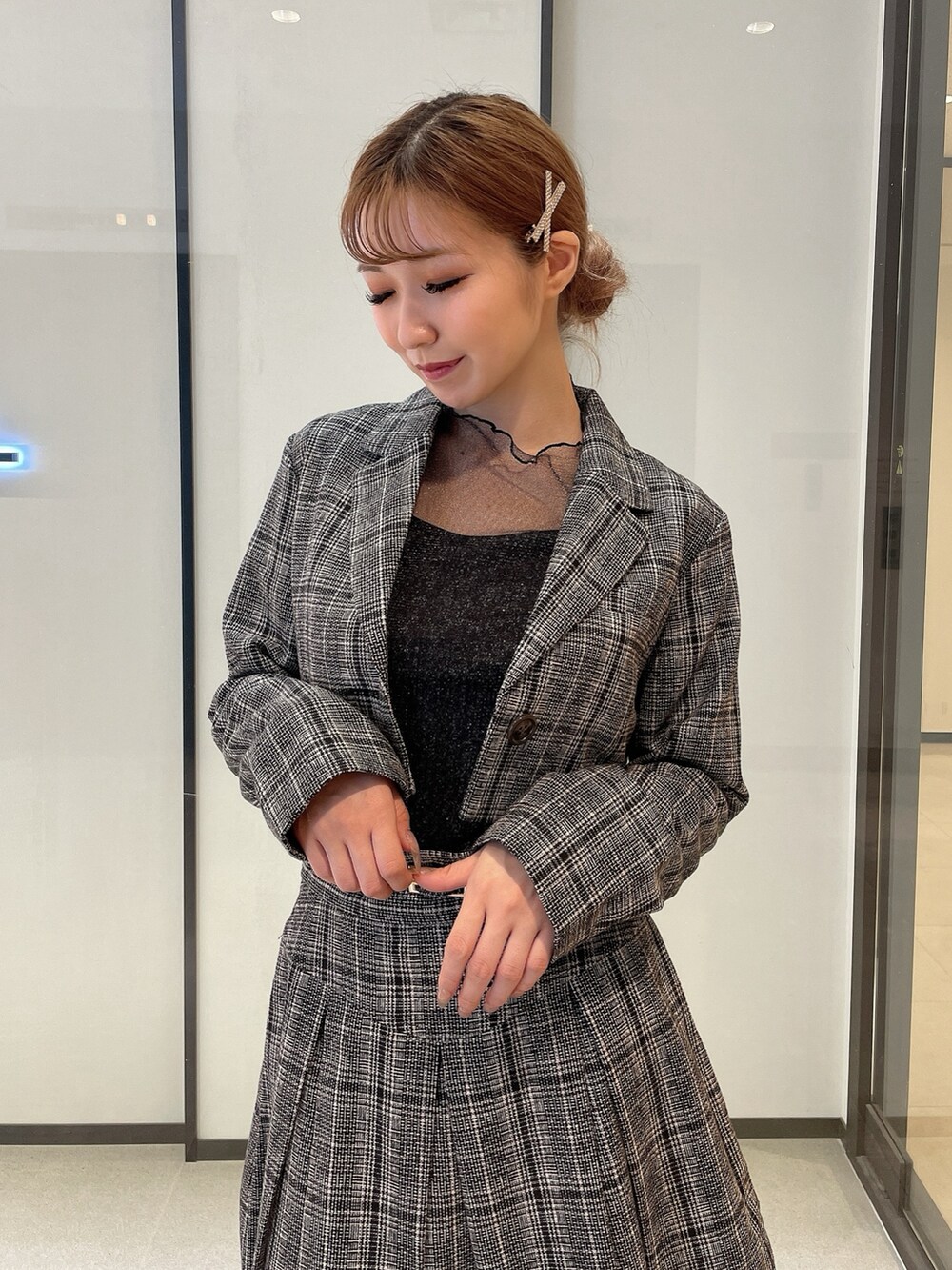 その他のテーラードジャケット、その他のスカート、ブラック系のTシャツ/カットソーを着用したレディースの夏コーディネートの5枚目の写真