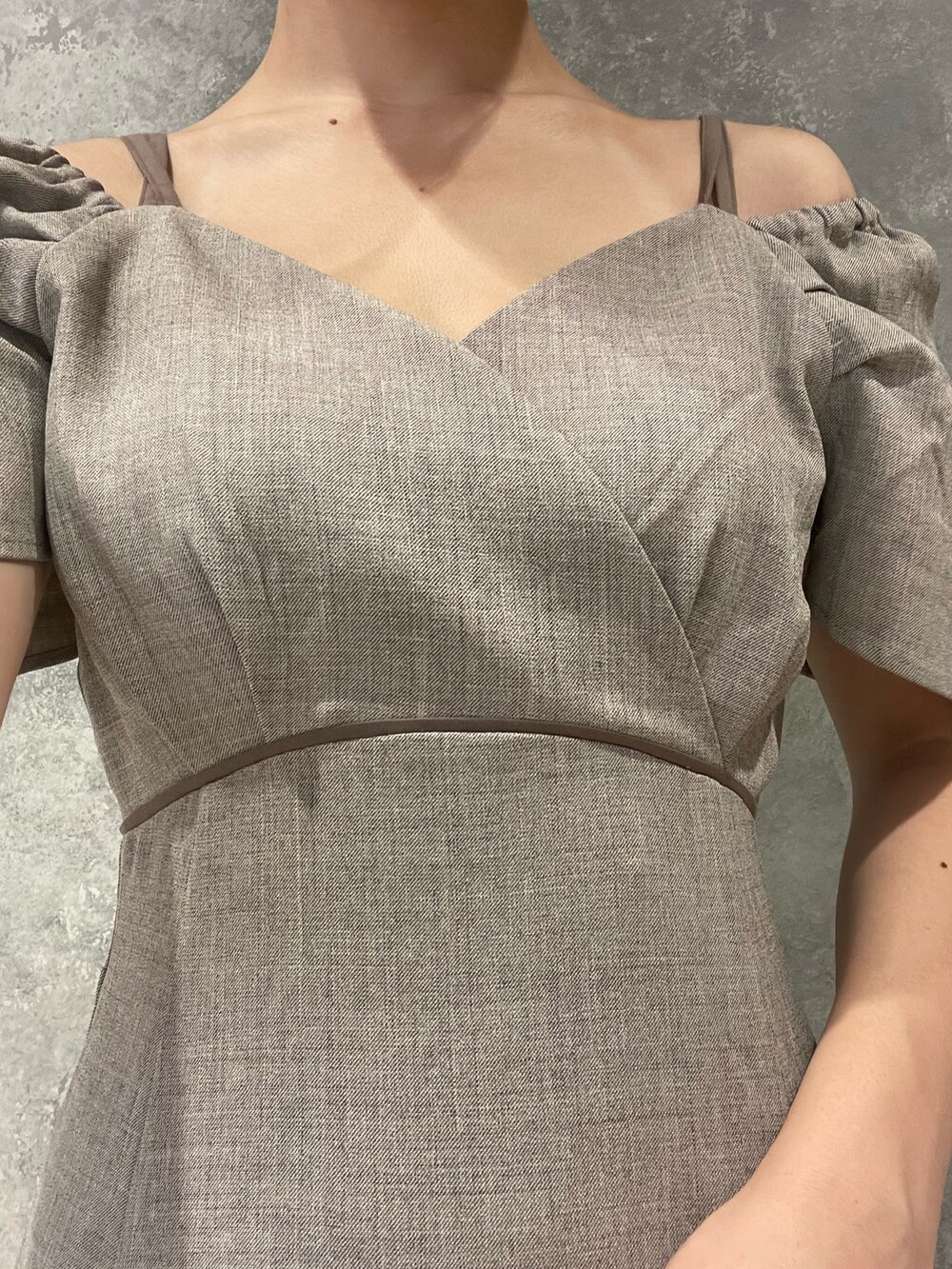 ブラック系のサンダル、ブラウン系のワンピースを着用したレディースの夏コーディネートの7枚目の写真