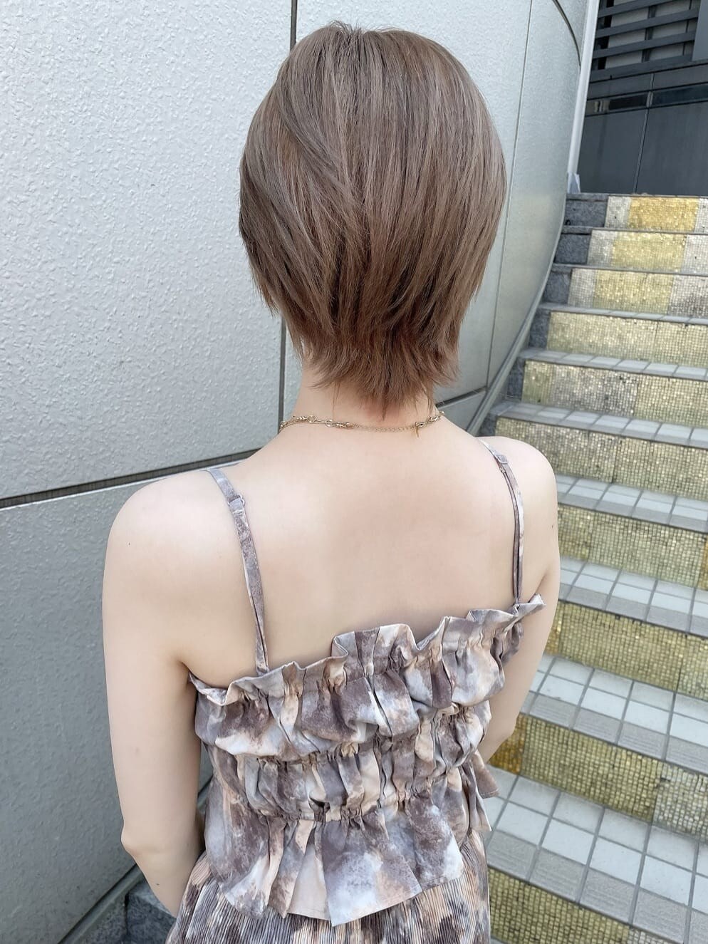 ベージュ系のハンドバッグ、ホワイト系のサンダル、ブルー系のその他パンツを着用したレディースの夏コーディネートの6枚目の写真