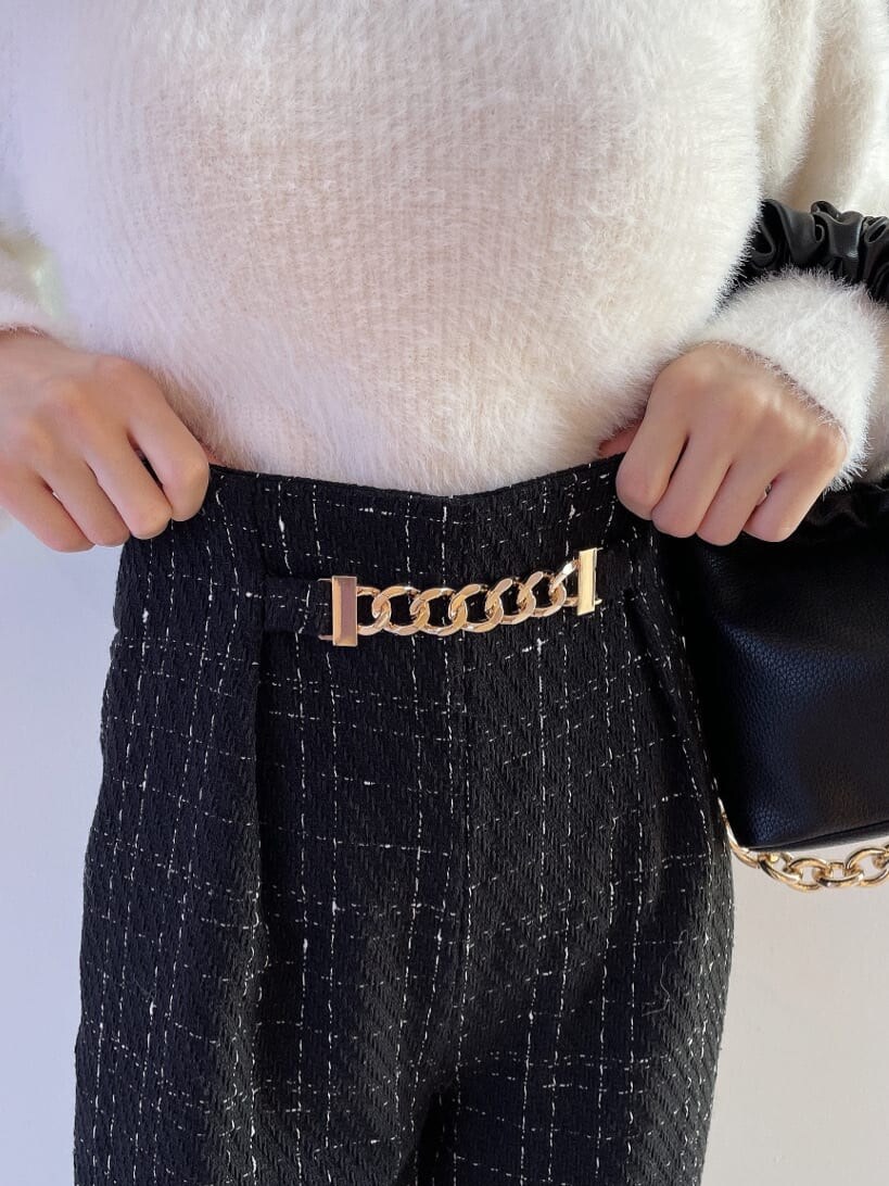 ブラック系のパンプス、ブラック系のその他パンツ、ブラック系のハンドバッグを着用したレディースの秋コーディネートの5枚目の写真