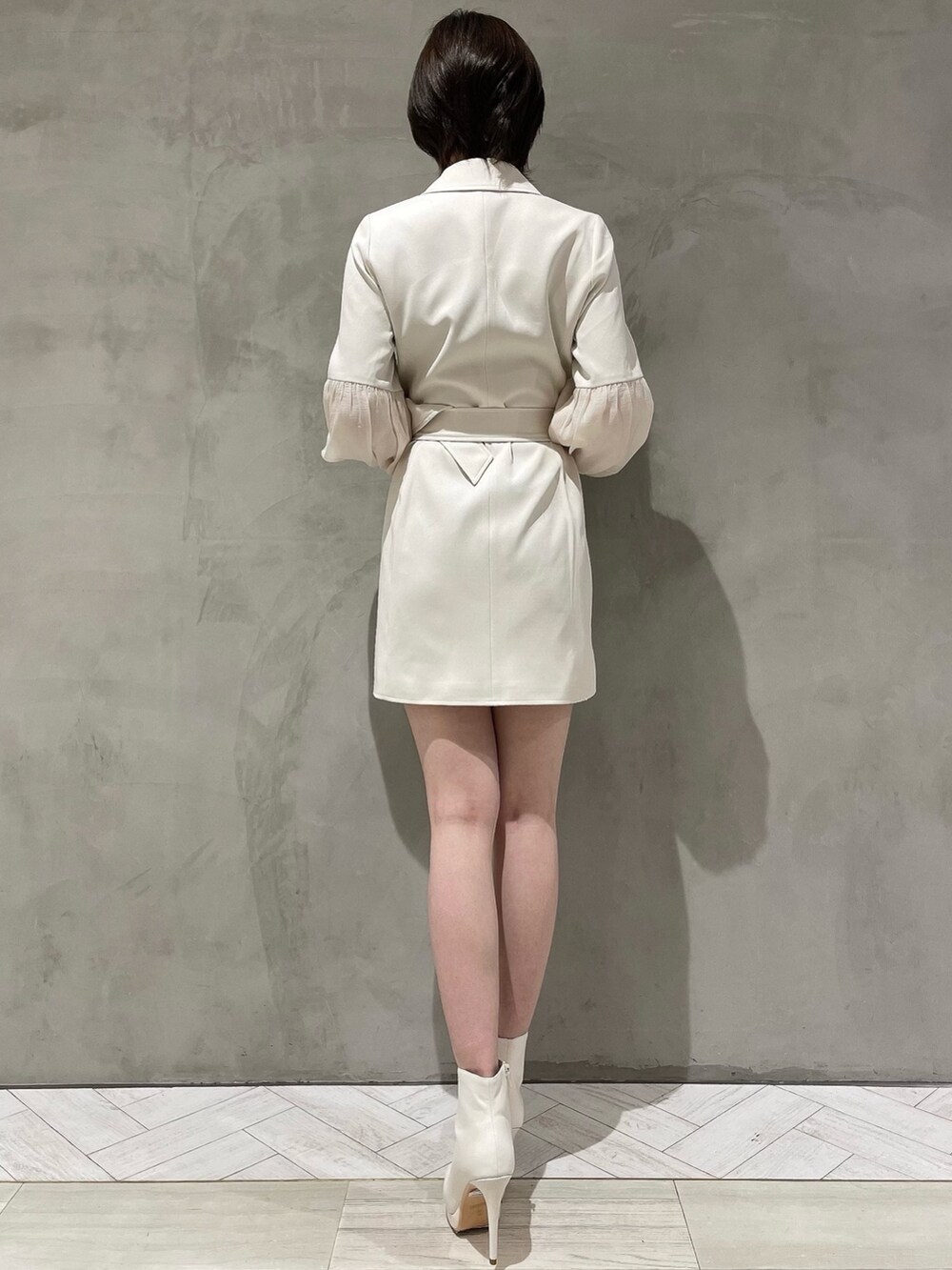 ホワイト系のブーツ、ホワイト系のワンピースを着用したレディースの冬コーディネートの4枚目の写真