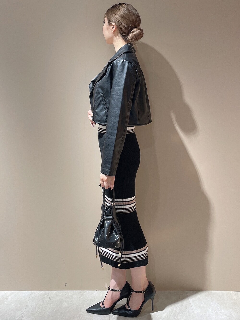 ブラック系のライダースジャケット、その他のワンピース、ブラック系のハンドバッグを着用したレディースの秋コーディネートの3枚目の写真