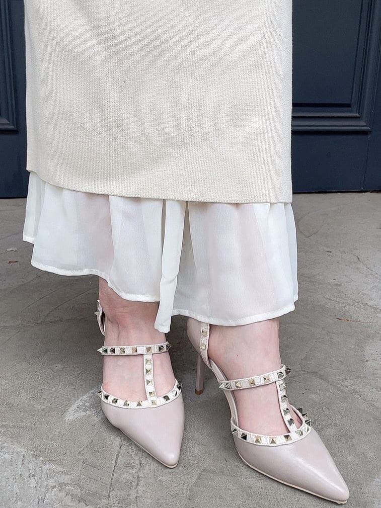 ホワイト系のワンピース、ベージュ系のパンプス、ホワイト系のハットを着用したレディースの春コーディネートの9枚目の写真