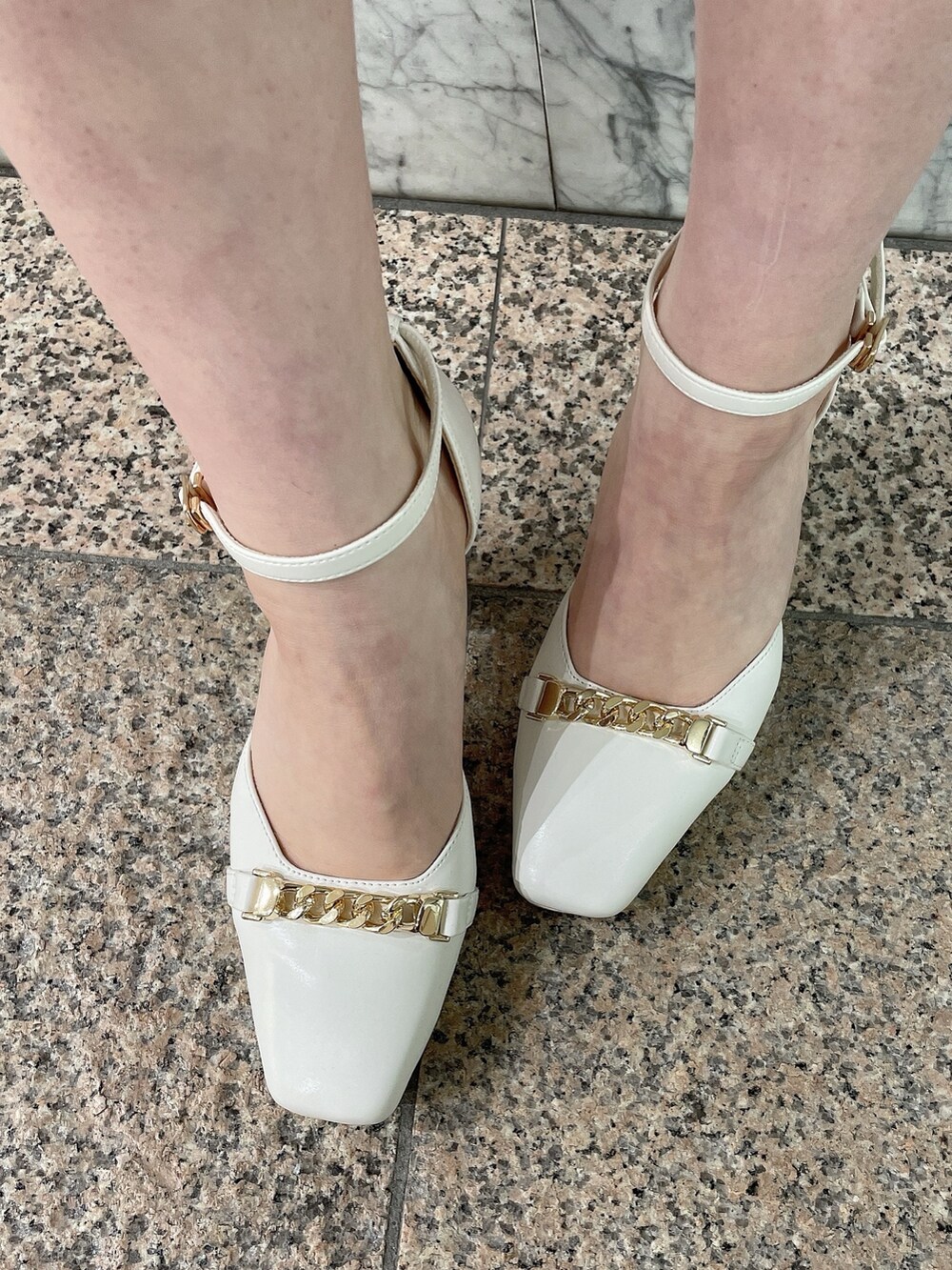 ピンク系のワンピース、ピンク系のワンピース、ホワイト系のパンプスを着用したレディースの春コーディネートの7枚目の写真