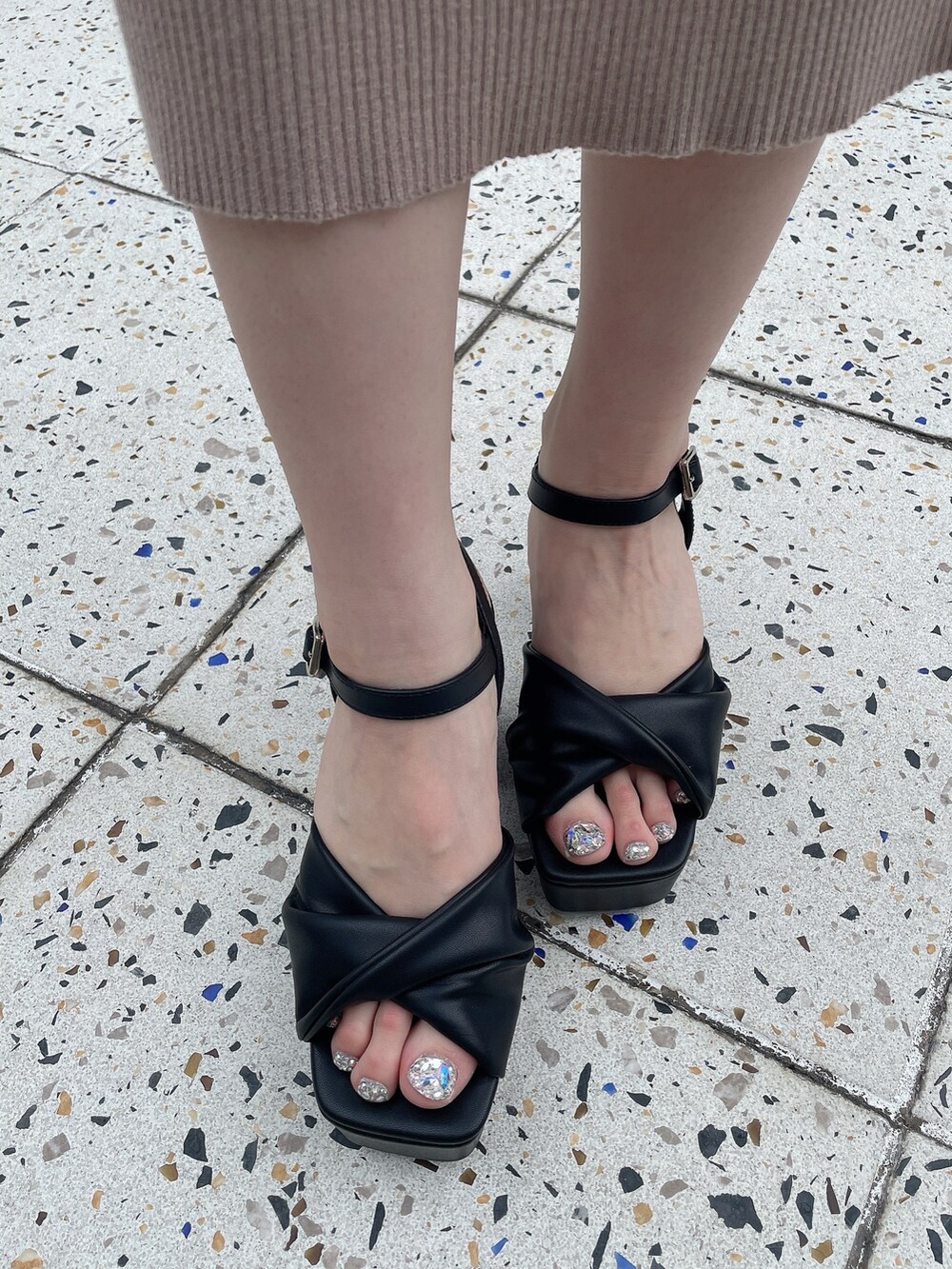 ベージュ系のワンピース、ブラック系のサンダルを着用したレディースの春コーディネートの8枚目の写真