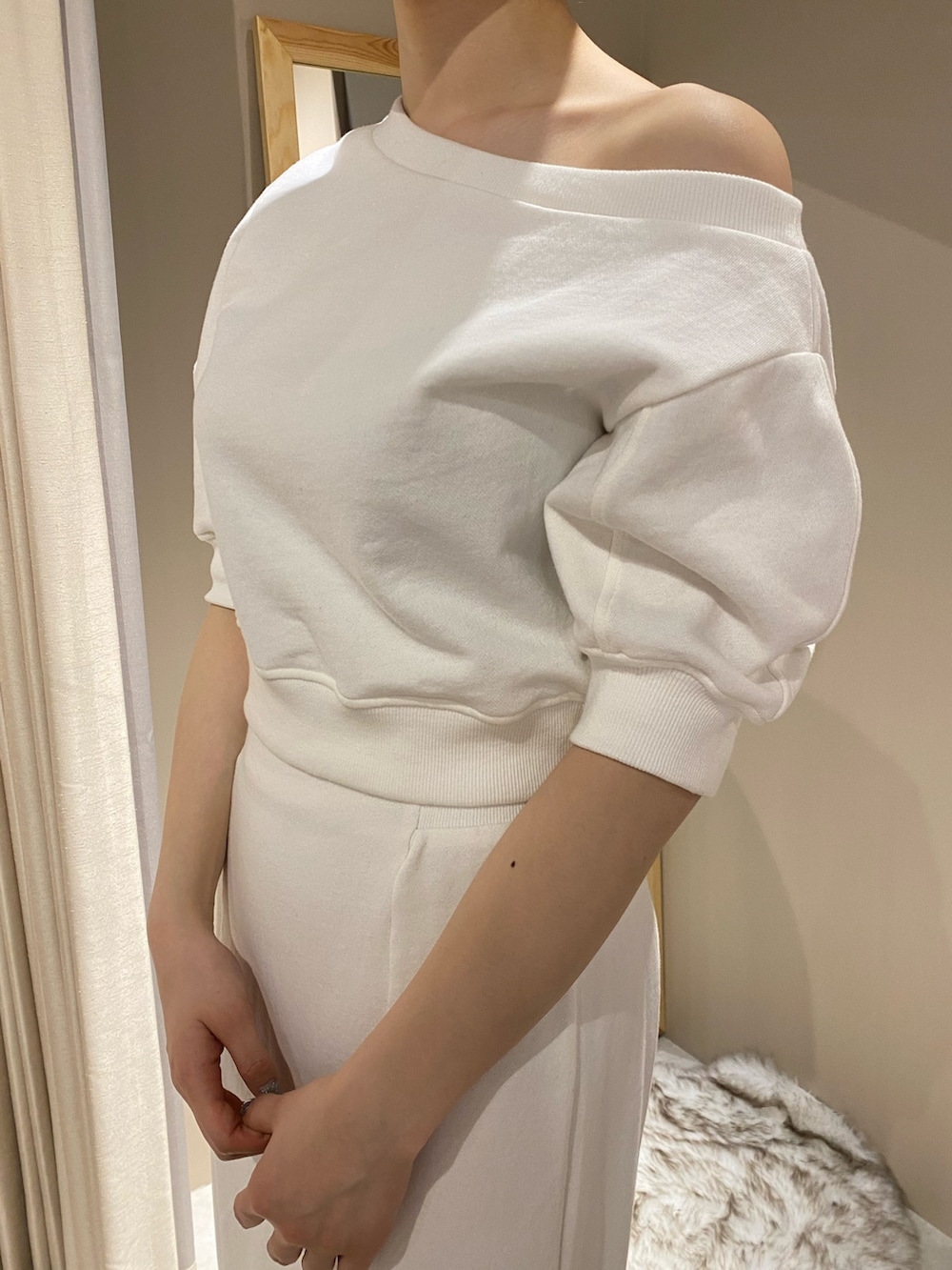 ホワイト系のスウェット、ホワイト系のスカートを着用したレディースの春コーディネートの6枚目の写真