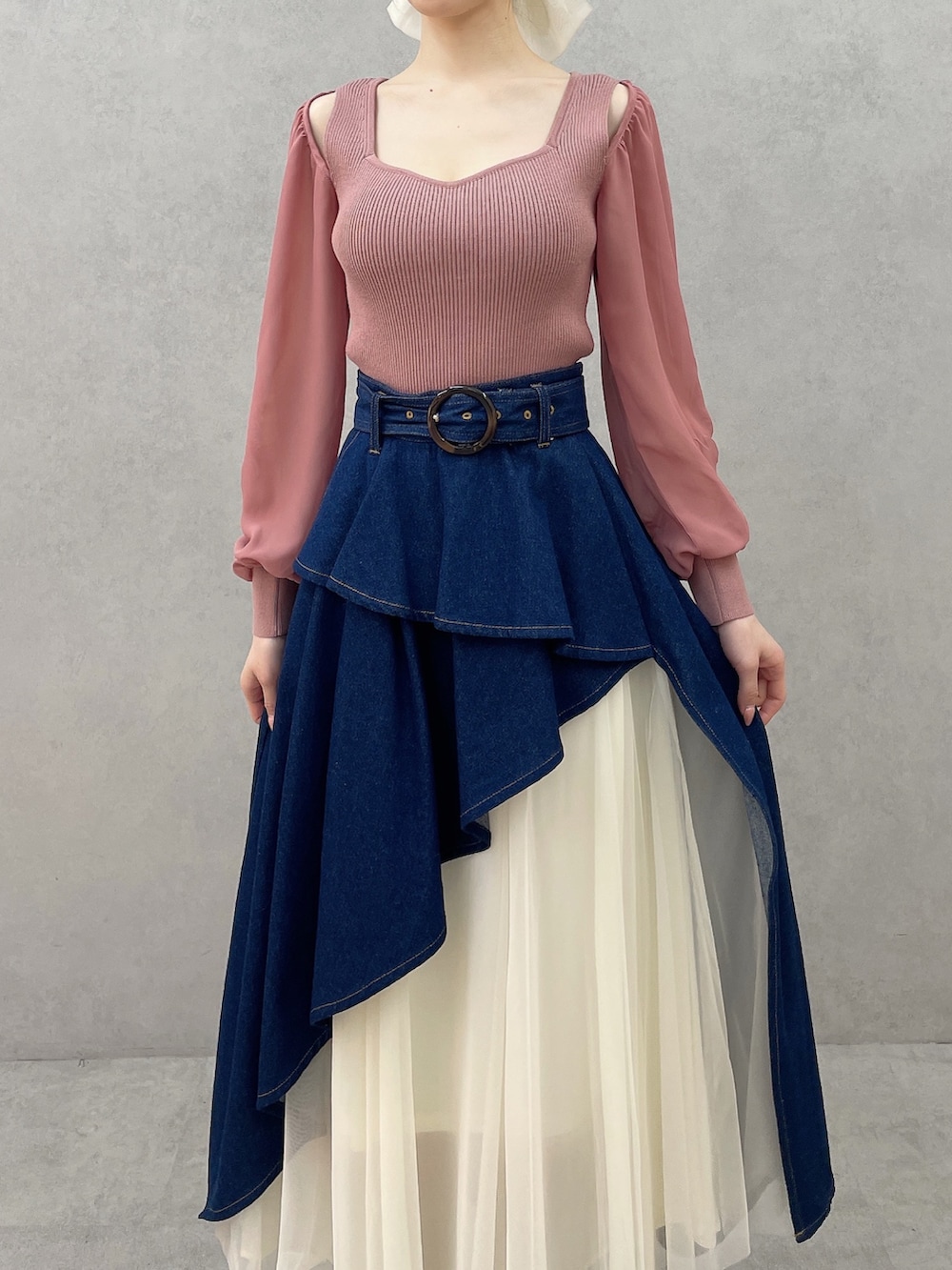 ピンク系のニット/セーター、ブルー系のスカート、ホワイト系のサンダルを着用したレディースの春コーディネートの6枚目の写真