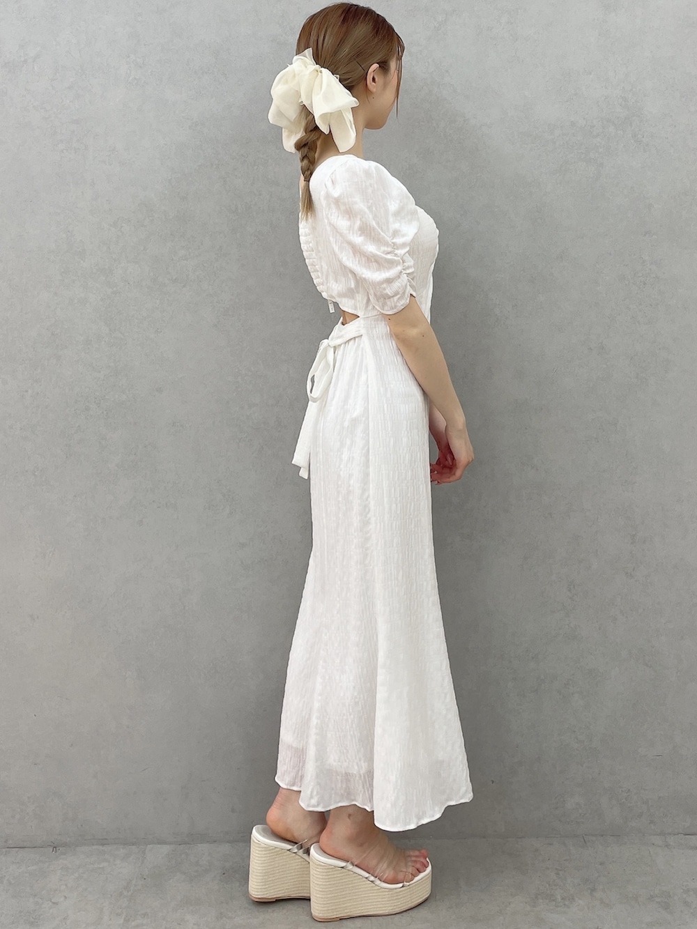 ホワイト系のワンピース、ホワイト系のサンダル、ホワイト系のバレッタ/ヘアクリップを着用したレディースの春コーディネートの2枚目の写真