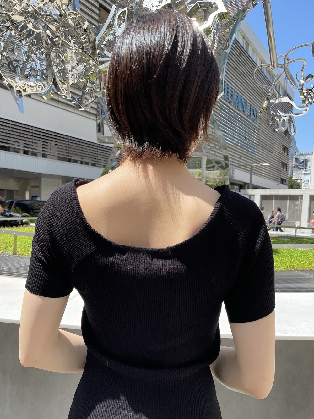 ブラック系のワンピース、ブラック系のサンダルを着用したレディースの春コーディネートの6枚目の写真