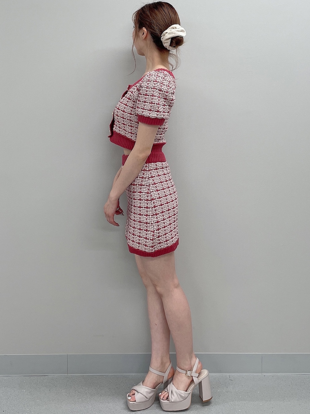 ピンク系のニット/セーター、ピンク系のスカート、ベージュ系のサンダルを着用したレディースの春コーディネートの3枚目の写真