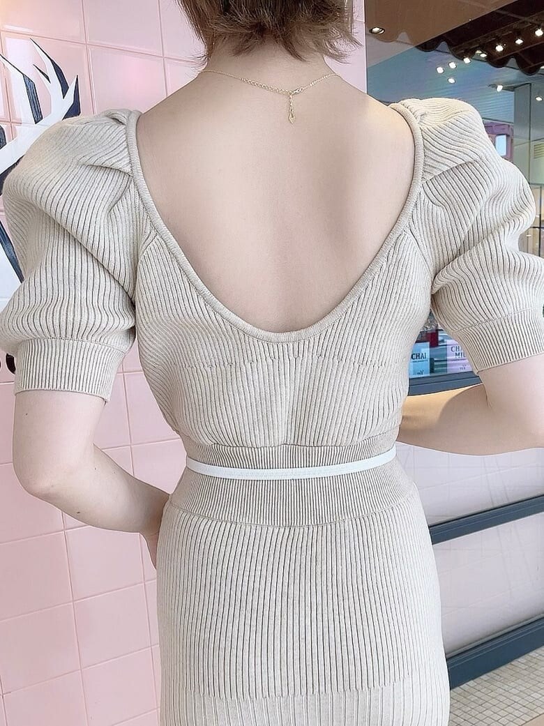 ベージュ系のワンピース、その他のパンプス、ゴールド系のネックレスを着用したレディースの春コーディネートの7枚目の写真