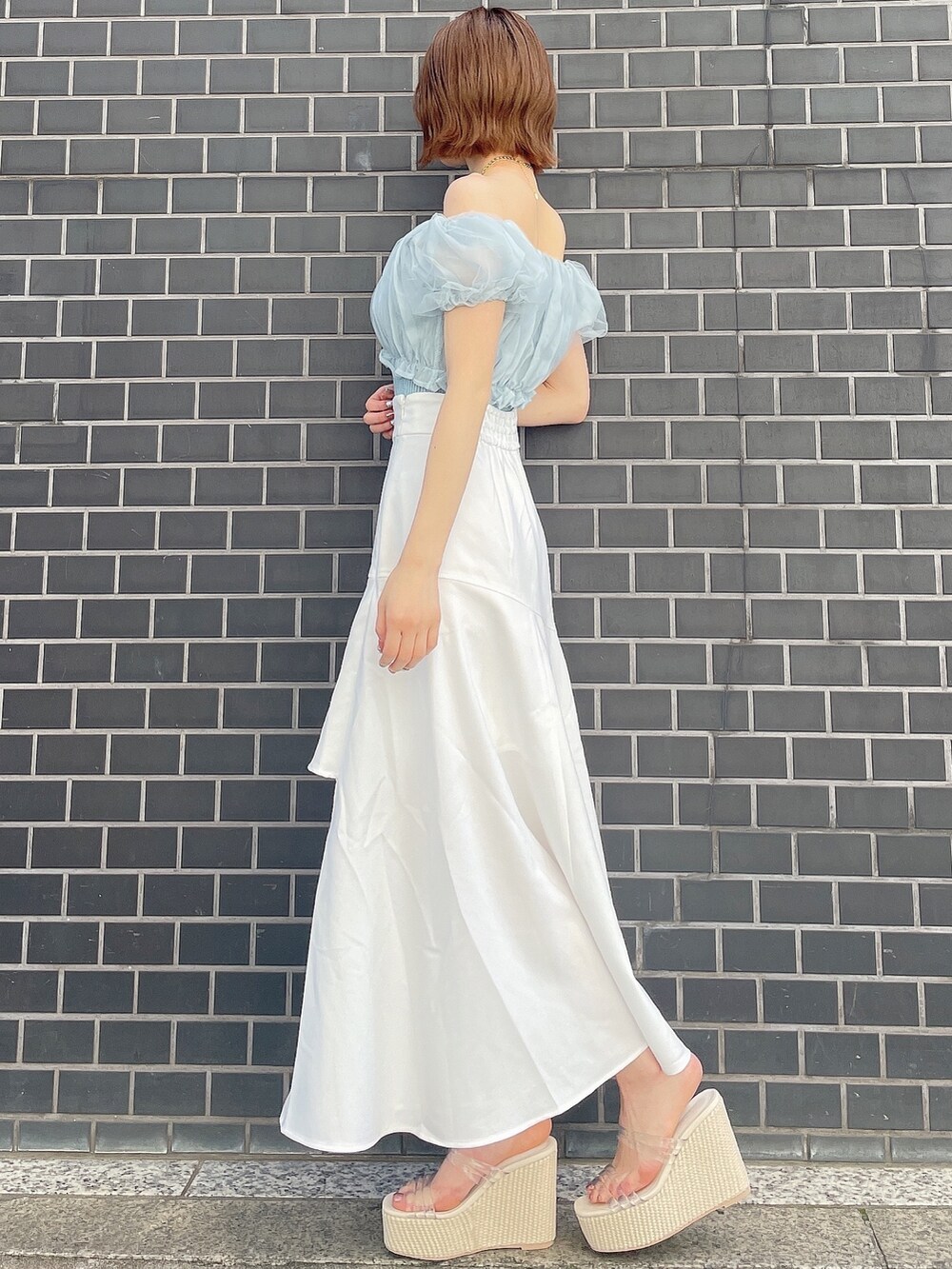 ブルー系のシャツ/ブラウス、ホワイト系のスカート、ホワイト系のサンダルを着用したレディースの春コーディネートの3枚目の写真