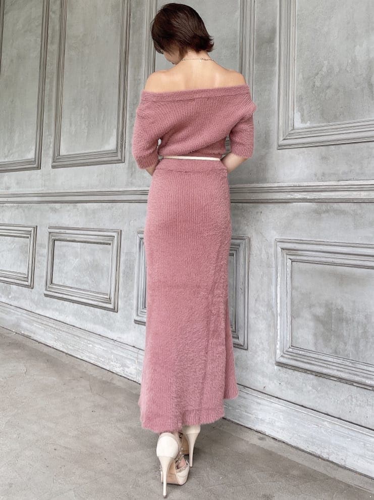 ホワイト系のブルゾン、ピンク系のワンピース、ベージュ系のパンプスを着用したレディースの秋コーディネートの3枚目の写真