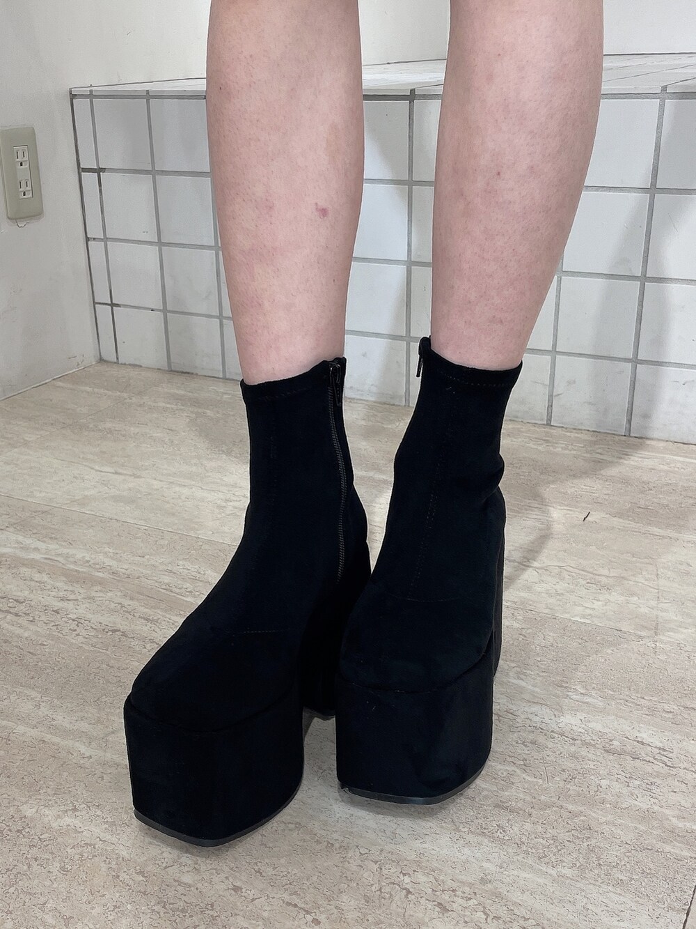 グレー系のワンピース、ブラック系のブーツ、グレー系のシュシュを着用したレディースの秋コーディネートの9枚目の写真