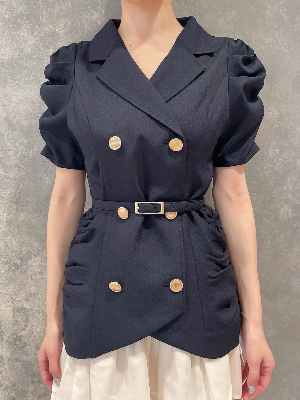 ブルー系のワンピース、ホワイト系のサンダル、グレー系のシュシュを着用したレディースの夏コーディネートの4枚目の写真